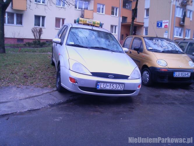 Źle zaparkowany samochód