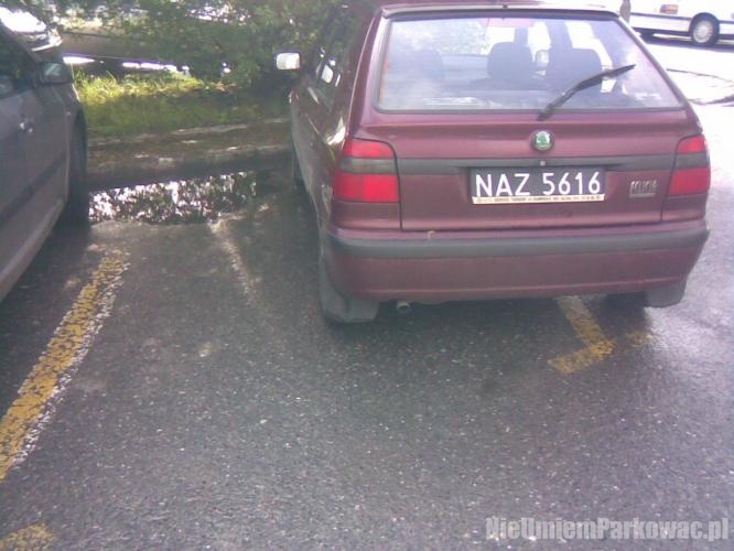 Źle zaparkowany samochód