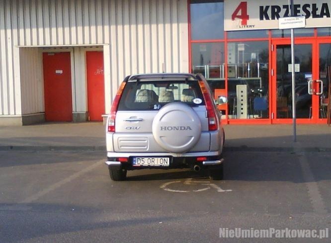 Źle zaparkowany samochód