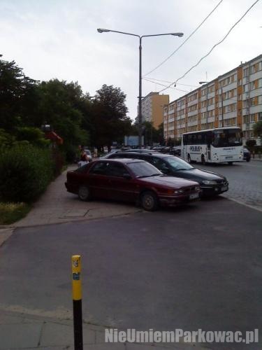 Źle zaparkowany samochód
