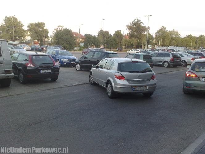 Źle zaparkowany samochód