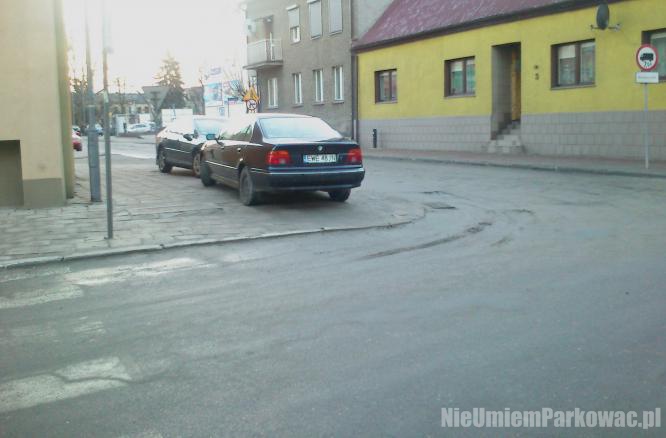 Źle zaparkowany samochód