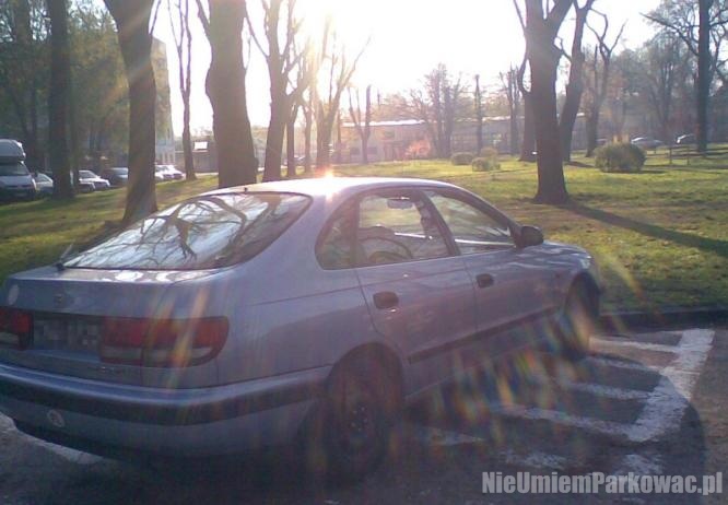 Źle zaparkowany samochód