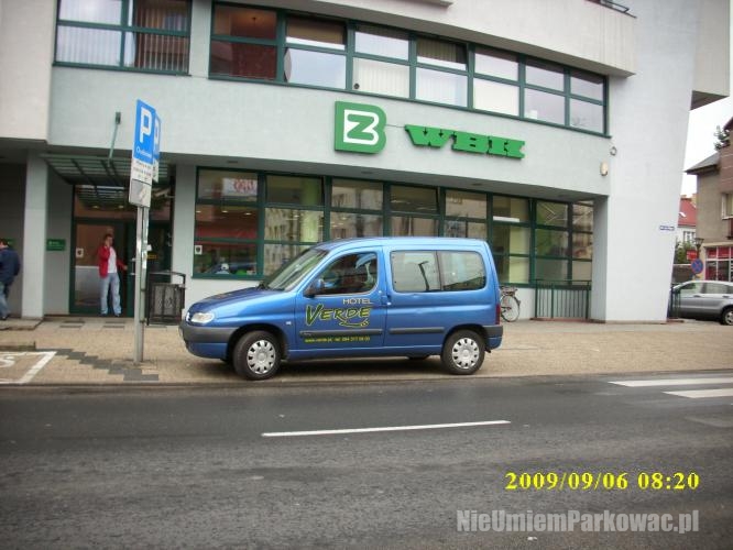 Źle zaparkowany samochód Źle zaparkowany samochód