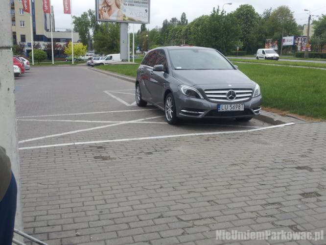 Źle zaparkowany samochód Źle zaparkowany samochód