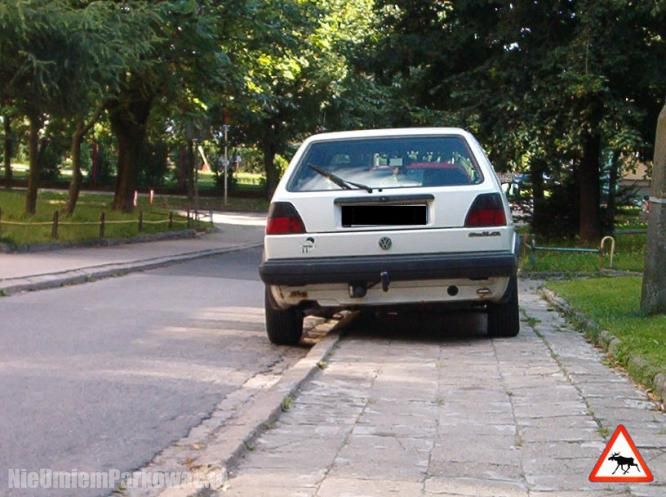Źle zaparkowany samochód