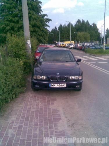 Źle zaparkowany samochód