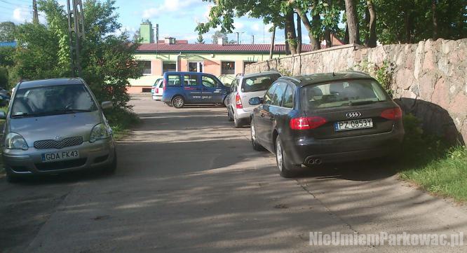 Źle zaparkowany samochód Źle zaparkowany samochód