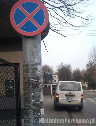 Źle zaparkowany samochód