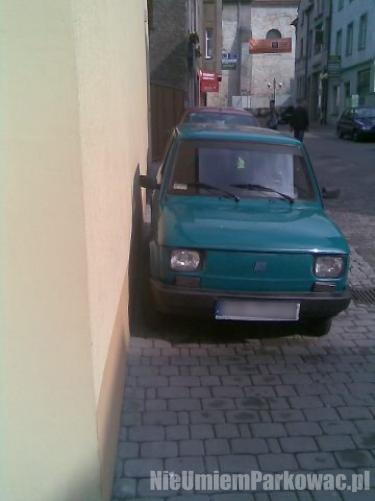 Źle zaparkowany samochód