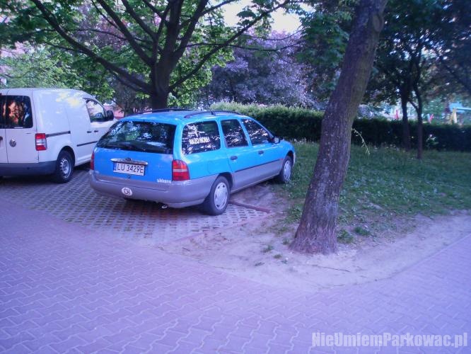 Źle zaparkowany samochód