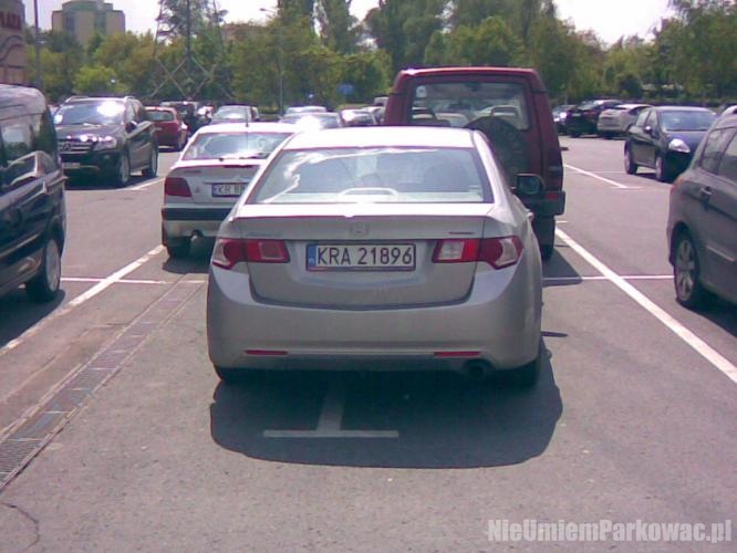 Źle zaparkowany samochód