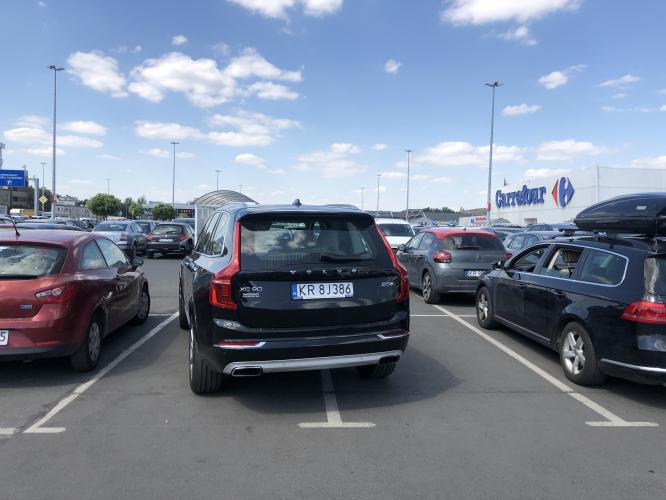 Źle zaparkowany samochód