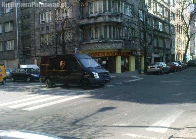 Źle zaparkowany samochód Źle zaparkowany samochód