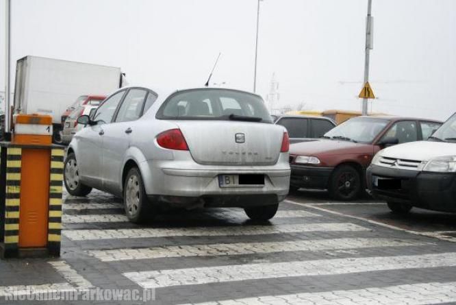Źle zaparkowany samochód