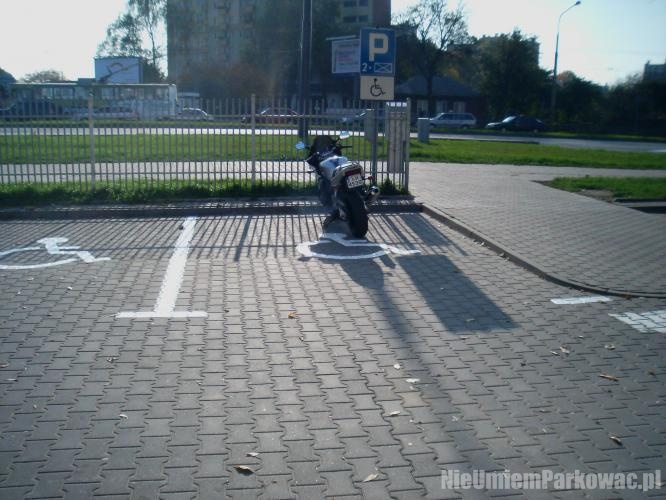 Źle zaparkowany samochód