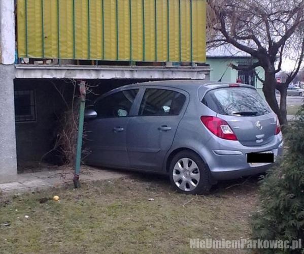 Źle zaparkowany samochód