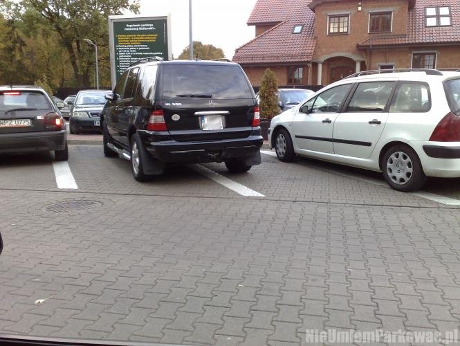 Źle zaparkowany samochód Źle zaparkowany samochód