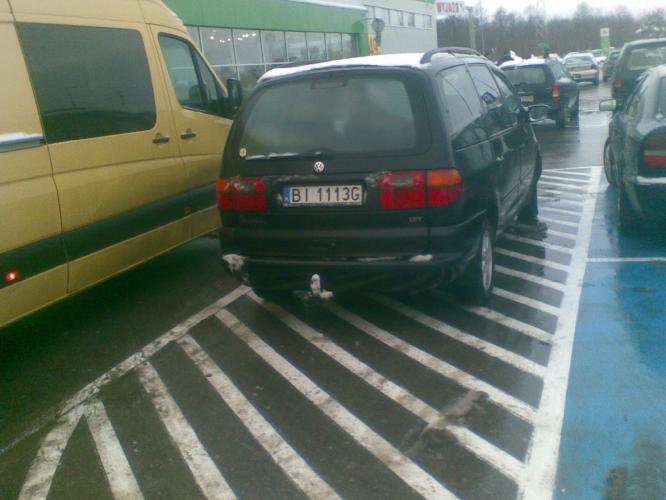 Źle zaparkowany samochód