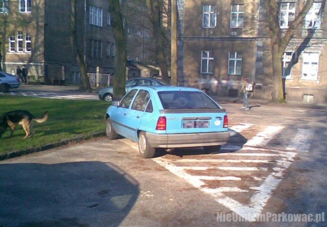 Źle zaparkowany samochód