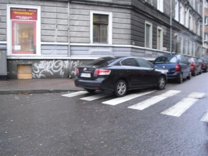 Źle zaparkowany samochód Źle zaparkowany samochód