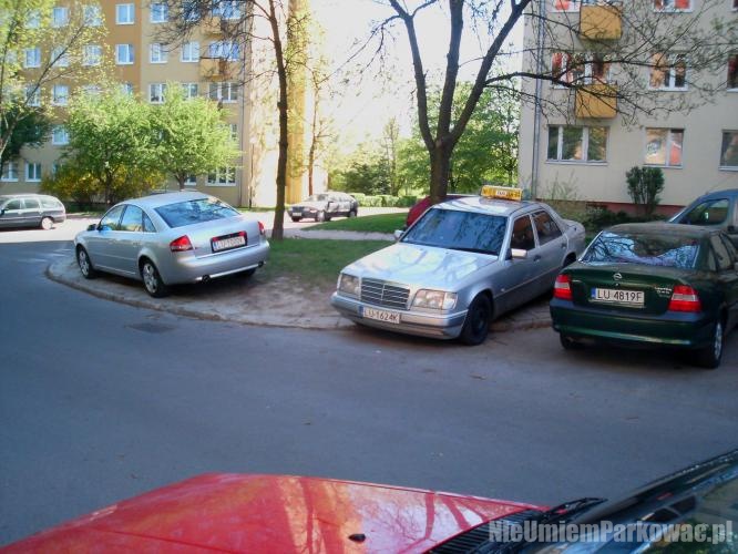 Źle zaparkowany samochód