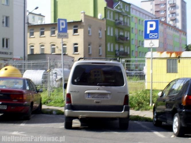 Źle zaparkowany samochód