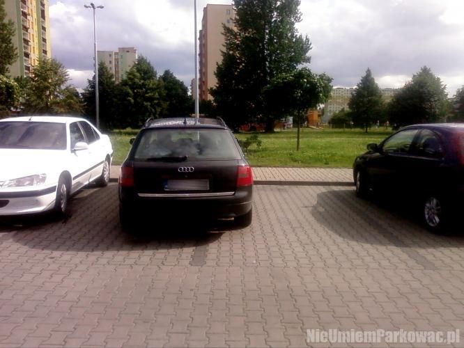 Źle zaparkowany samochód Źle zaparkowany samochód