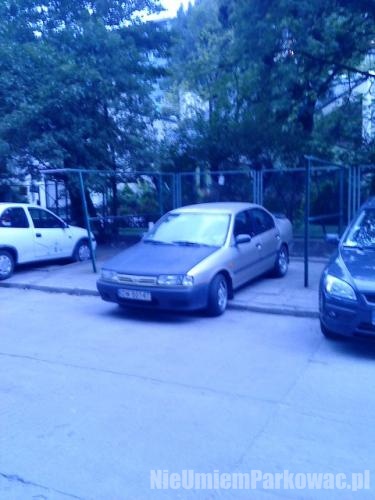 Źle zaparkowany samochód