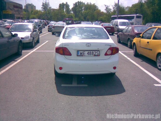 Źle zaparkowany samochód
