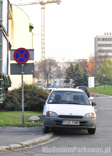 Źle zaparkowany samochód