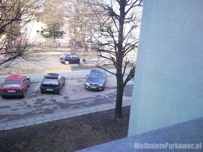 Źle zaparkowany samochód