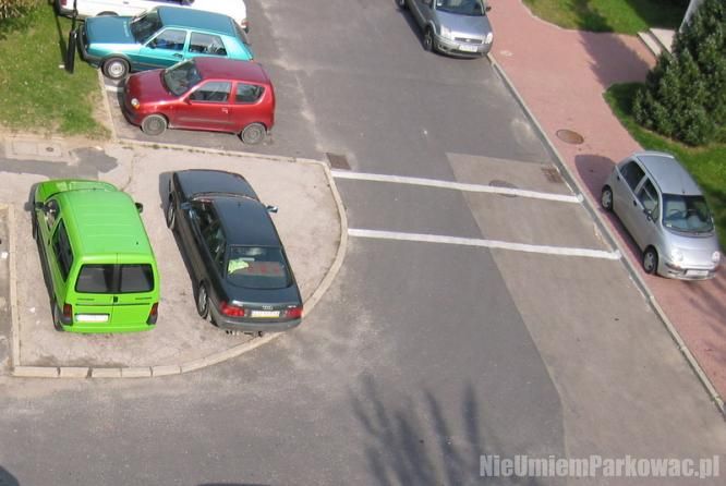 Źle zaparkowany samochód Źle zaparkowany samochód