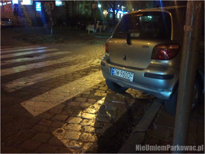Źle zaparkowany samochód