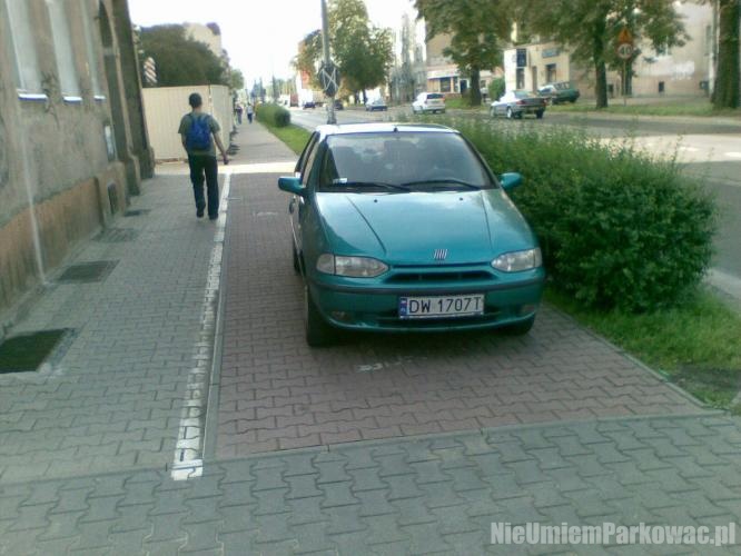 Źle zaparkowany samochód