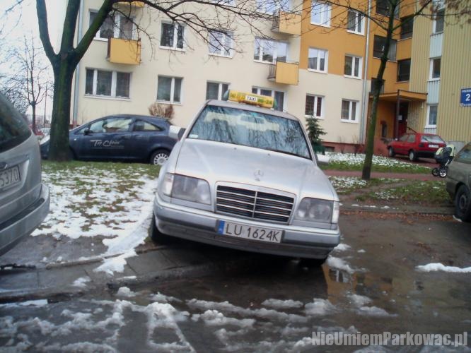 Źle zaparkowany samochód Źle zaparkowany samochód