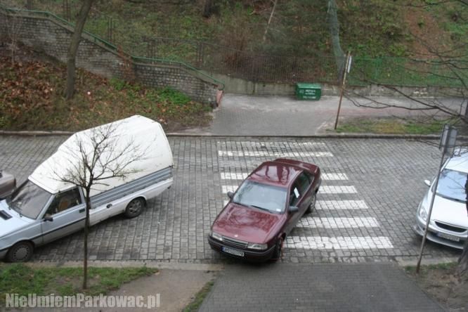 Źle zaparkowany samochód