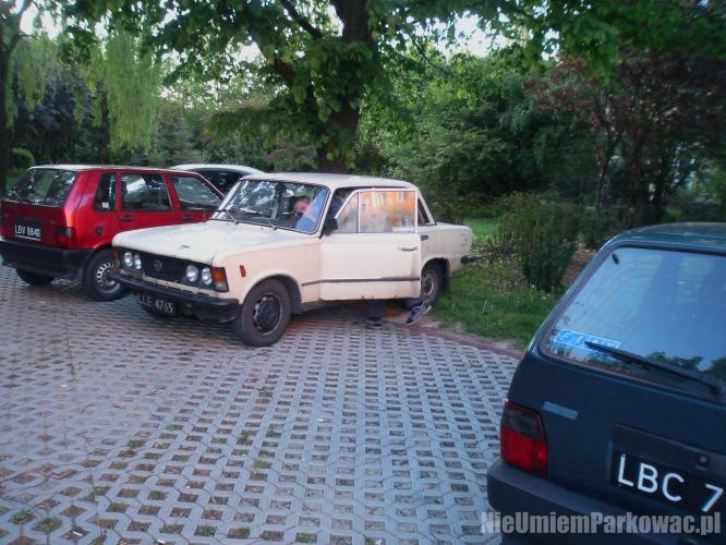 Źle zaparkowany samochód