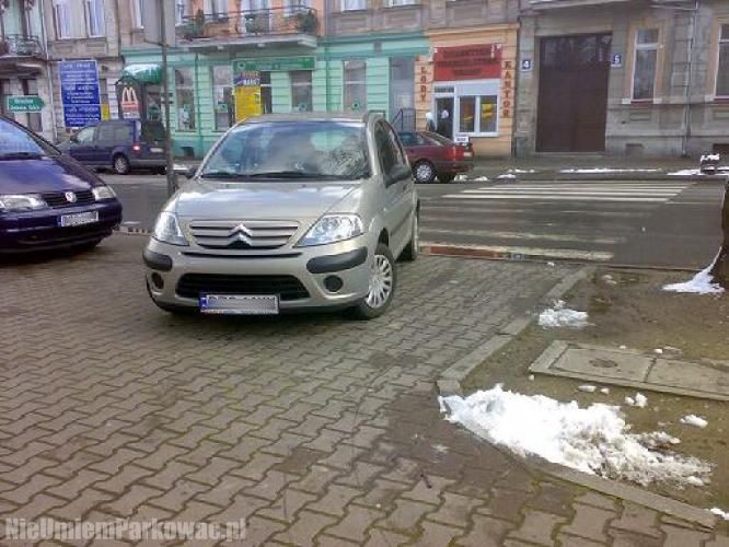 Źle zaparkowany samochód