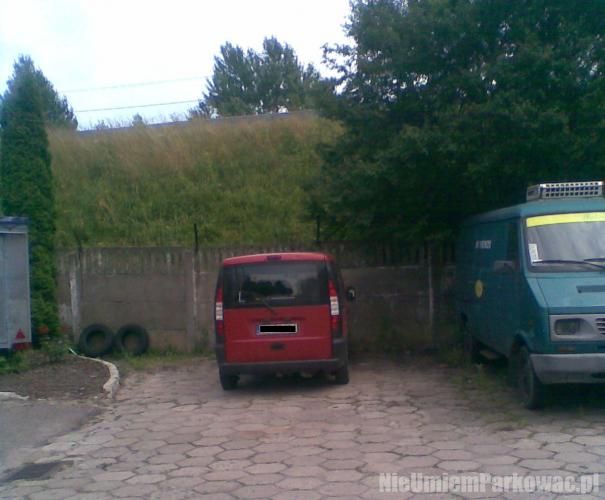 Źle zaparkowany samochód Źle zaparkowany samochód