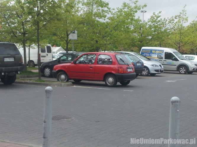Źle zaparkowany samochód Źle zaparkowany samochód