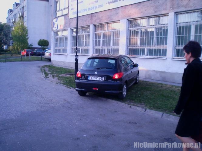 Źle zaparkowany samochód