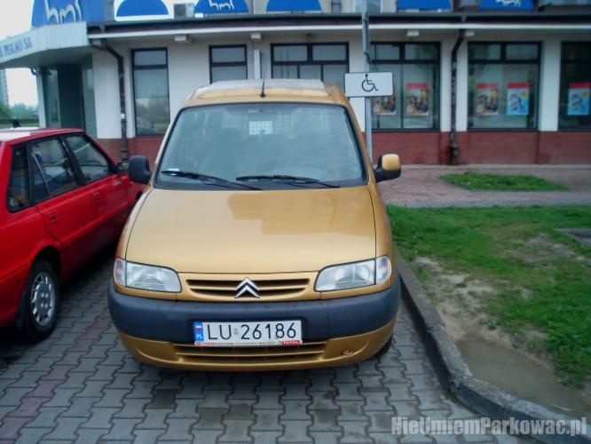 Źle zaparkowany samochód