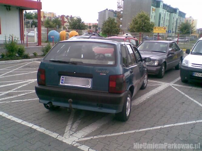 Źle zaparkowany samochód