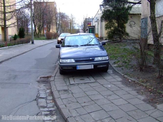 Źle zaparkowany samochód