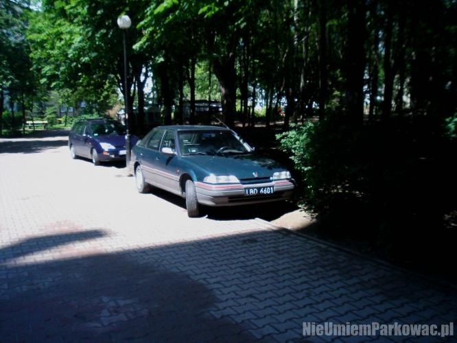 Źle zaparkowany samochód