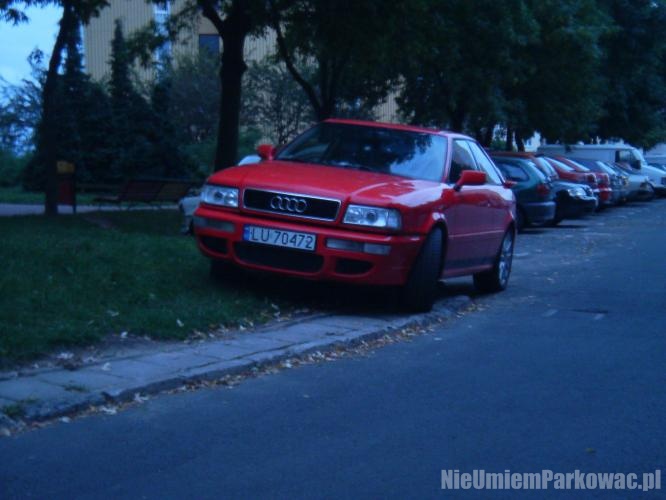 Źle zaparkowany samochód Źle zaparkowany samochód