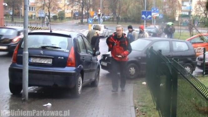 Źle zaparkowany samochód
