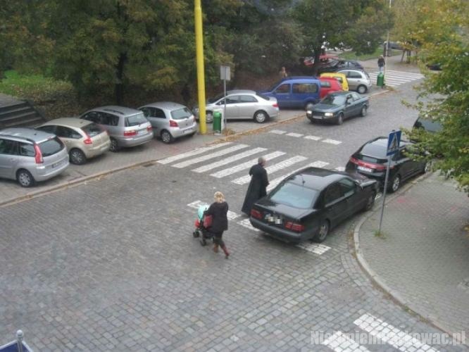 Źle zaparkowany samochód