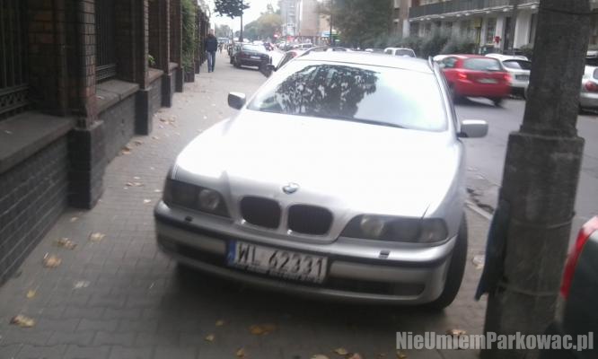 Źle zaparkowany samochód